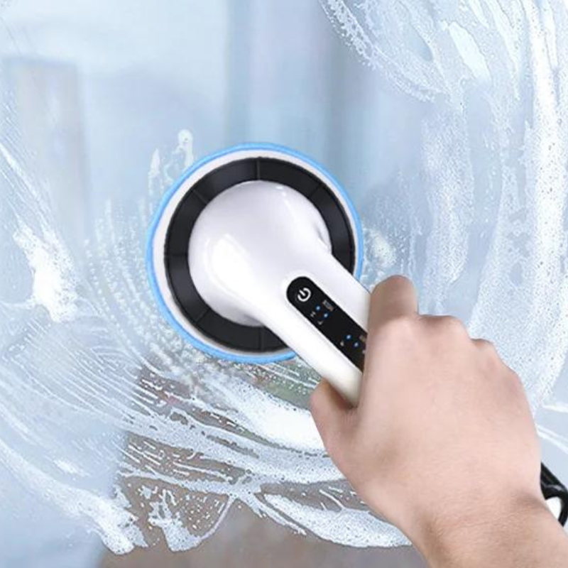 Mão usando a UltraClean sem a haste para limpar o vidro